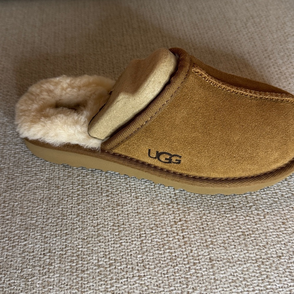 UGG Keegan Slipper BRAND NEW WITH TAGS in original box. Chestnut. Kids size 1.